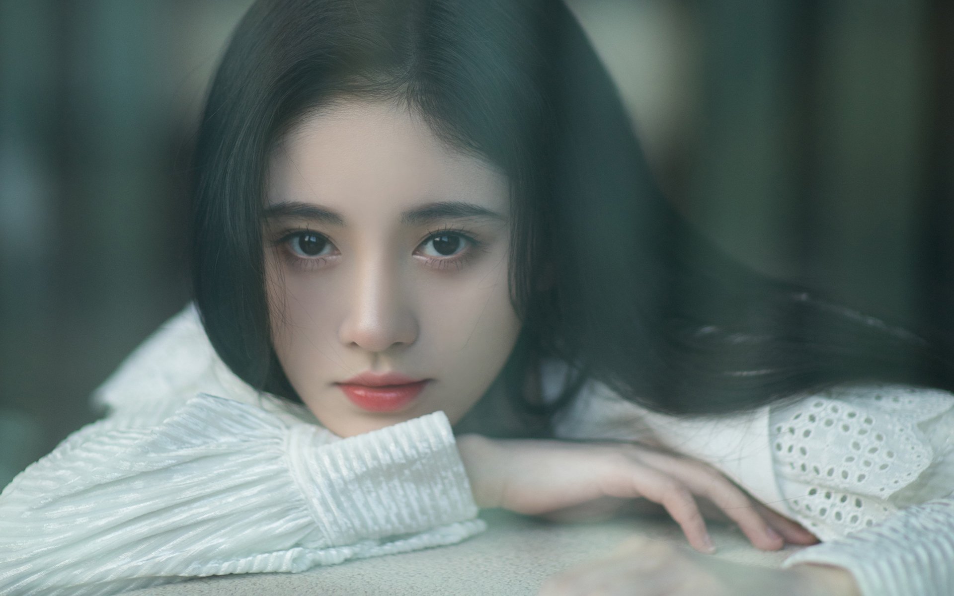 爱游戏体育app-简：凭借敏捷的移动和精准的传球，快速助攻全黑队进攻